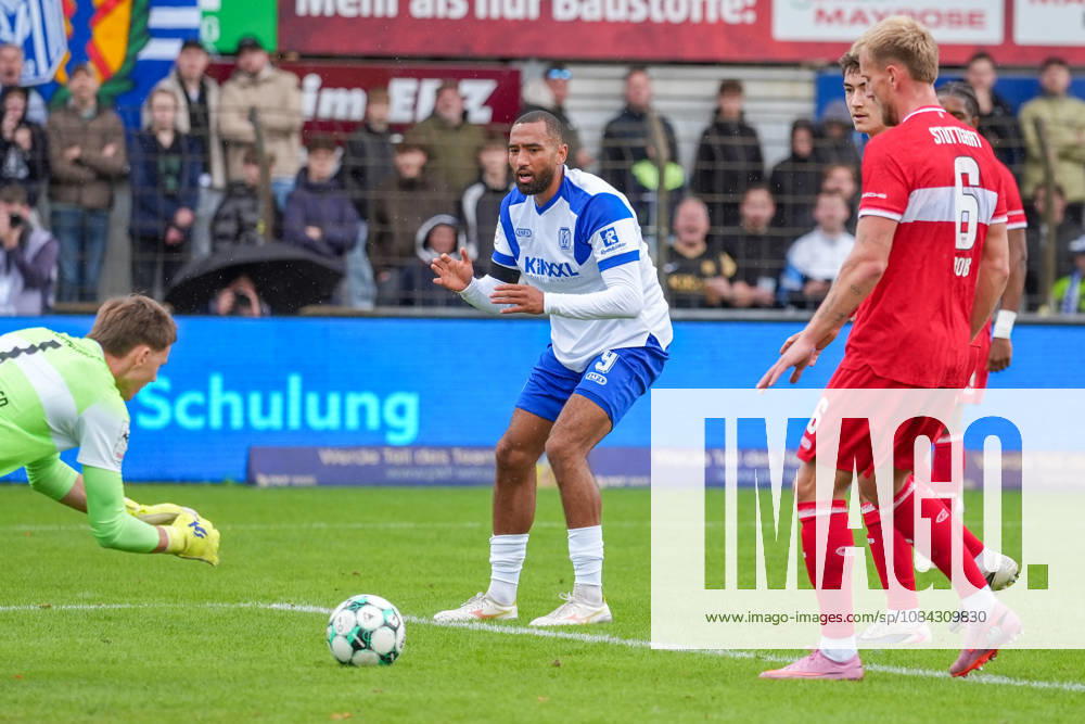 German Soccer, 3rd Division, Matchday 8, Hänsch Arena, Meppen, Emsland, Lower Saxony, SV Meppen vs. VfB Stuttgart U21, VfB Stuttgart II s Cyrill Akono (SV Meppen) misses a clear scoring opportunity in the 9th minute
