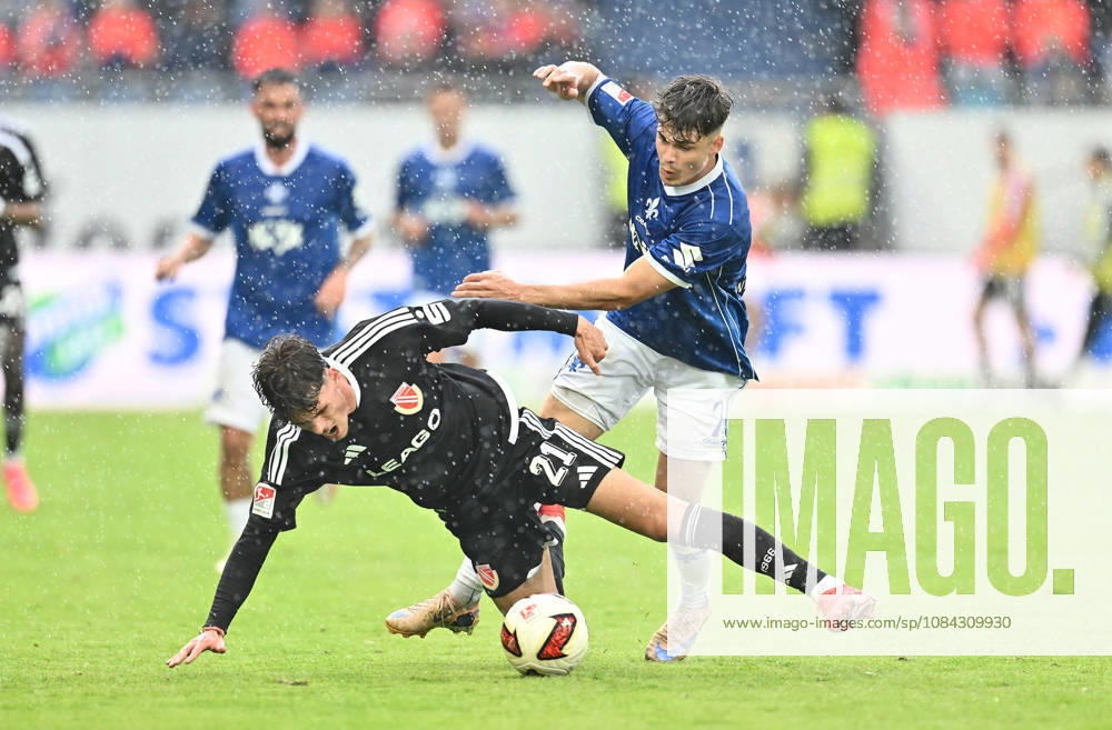 Soccer 2. Bundesliga, SV Darmstadt 98 vs. Energie Cottbus, Luca Erlein (FC Energie Cottbus), Noah Weißhaupt (SV Darmstadt 98). DFL and DFB regulations prohibit any use of photographs as image sequences and or quasi-video. Darmstadt
