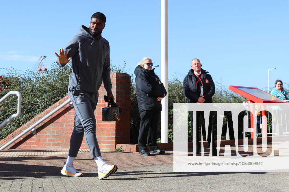 SUNDERLAND, ENGLAND, OCTOBER 10: Kevin Danso of Sunderland AFC waves to the Sunderland AFC supporters as he arrives prior to the Premier League 2026-27 match between Sunderland AFC and Brighton & Hove Albion at the Stadium of Light on October 10, 2026 in Sunderland, England. (Photo by Zach Forster Sports Press Photo)