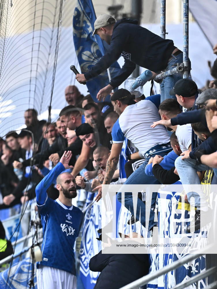 Soccer 2. Bundesliga, SV Darmstadt 98 vs. Energie Cottbus – Goal Scorers: Aleksandar Vukotic (SV Darmstadt 98) – Goal celebration, celebration, goal celebration, celebrating the goal, 2–1, cheering, celebrated, cheers, celebrating with fans of SV Darmstadt 98, SVD, Lilies, atmosphere, scarves, jerseys Darmstadt
