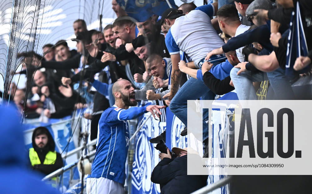 Soccer 2. Bundesliga, SV Darmstadt 98 vs. Energie Cottbus – Goal Scorers: Aleksandar Vukotic (SV Darmstadt 98) – Goal celebration, celebration, goal celebration, celebrating the goal, 2–1, cheering, celebrated, cheers, celebrating with fans of SV Darmstadt 98, SVD, Lilies, atmosphere, scarves, jerseys Darmstadt