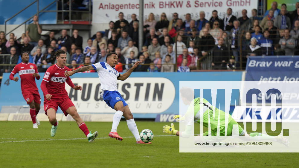 Hänsch Arena, Meppen, GER, 3. Liga, Matchday 9: SV Meppen vs. VfB Stuttgart II, Oliver Schmitt (SV Meppen) 7 vs. Goalkeeper Jerik von der Felsen (VfB Stuttgart II) 1 DFL REGULATIONS PROHIBIT ANY USE OF PHOTOGRAPHS AS IMAGE SEQUENCES AND OR QUASI-VIDEO Meppen, Lower Saxony, Hänsch Arena