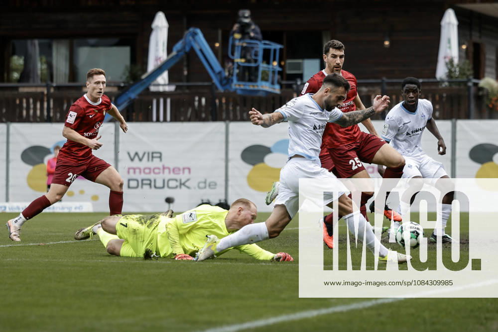 Soccer 3rd Division, SG Sonnenhof Grossaspach vs. SV Waldhof Mannheim, cross by Goncalo Gregorio (SV Waldhof Mannheim), 9