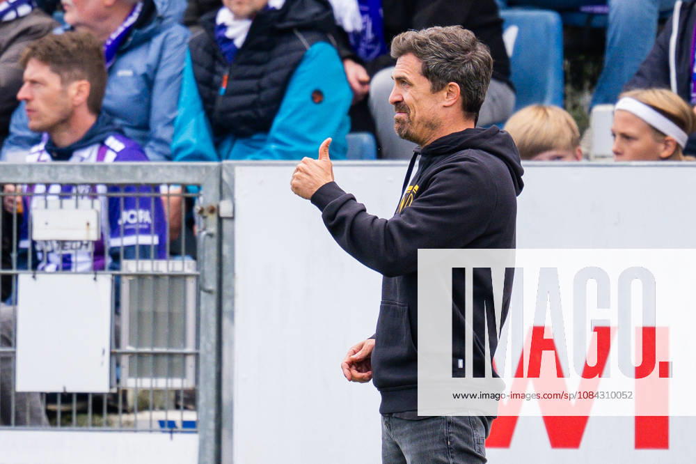 Soccer, 2026–2027, 2. Bundesliga, Matchday 7, VfL Osnabrück vs. SG Dynamo Dresden: Thomas Stamm, Dresden’s coach, gives a thumbs-up. DFL regulations prohibit any use of photographs as image sequences and or quasi-video.