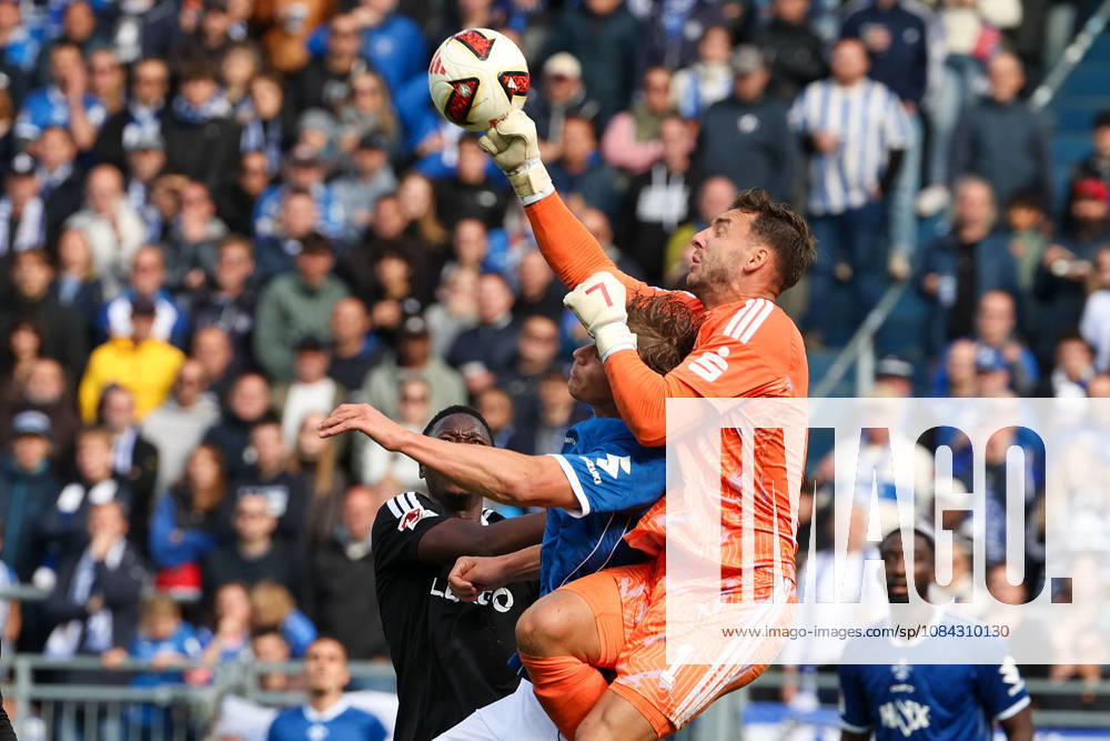 Soccer, 2. Bundesliga, SV Darmstadt 98 vs. Energie Cottbus, from left: Fynn Luca Lakenmacher (SV Darmstadt 98), goalkeeper Marcel Lotka (Energie Cottbus) battles for the ball