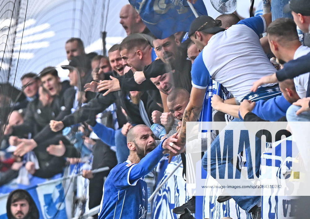 Soccer 2. Bundesliga, SV Darmstadt 98 vs. Energie Cottbus – Goal Scorers: Aleksandar Vukotic (SV Darmstadt 98) – Goal Celebration, celebration, goal celebration, celebrating the goal, 2–1, cheering, celebrated, cheers, celebrating with fans of SV Darmstadt 98, SVD, Lilies, atmosphere, scarves, jerseys Darmstadt