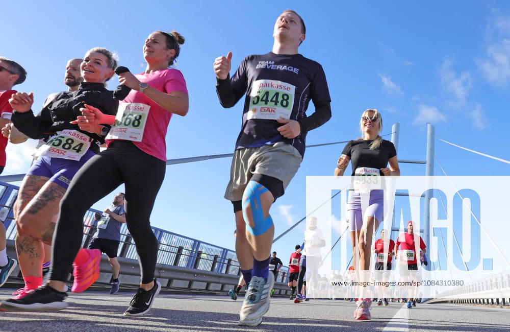 When the Rügen Bridge Belongs to the Runners The 18th Rügen Bridge Marathon celebrates a record number of participants and shows how an extraordinary course has become a sporting event with regional appeal. There are places where sports are more than just exercise—places where landscape, community, and personal ambition come together to create a special experience. The Rügen Bridge between Stralsund and the island of Rügen is one such place. Where traffic usually flows across the Strelasund, this Saturday the lanes belong to the runners, walkers, and children—people who are testing their own limits while also becoming part of a great shared moment. The 18th Sparkassen Rügen Bridge Marathon and DAK Run and Walk Day on October 10, 2026, sets a new record: 7,565 participants have registered—more than ever before. This makes the sporting event also serves as an impressive testament to the appeal of the Vorpommern region. The event’s 18th anniversary this year is more than just a nice anniversary number. It marks the journey of a sporting event that has long been established in the Hanseatic city’s calendar of events and whose appeal extends far beyond the borders of Mecklenburg-Western Pomerania. Seven courses, one shared goal. What makes this race special is its inclusivity. It’s not just the endurance athletes taking on the premier 42.195-kilometer race who define the event. The Rügen Bridge Marathon also sees itself as an invitation to recreational athletes, families, children, and people who prefer walking to running. A tot