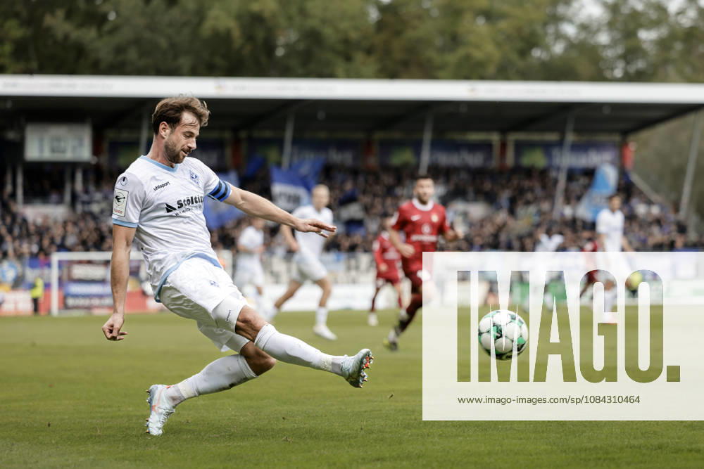 Soccer 3rd Division, SG Sonnenhof Grossaspach vs. SV Waldhof Mannheim, l Lukas Klünter, SV Waldhof Mannheim, 24th minute, with the cross
