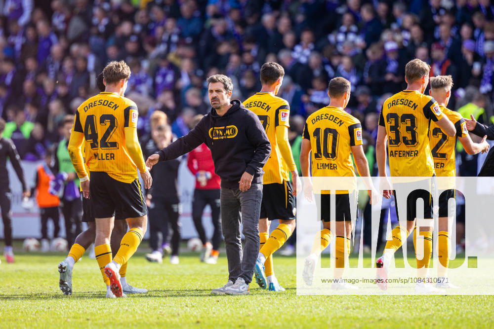 The SG Dynamo Dresden players look disappointed after the 1-1 draw; Thomas Stamm, head coach of SG Dynamo Dresden, is in the middle, dressed in black (GER), VfL Osnabrück vs. SG Dynamo Dresden, soccer, 2. Bundesliga, Matchday 7, 2026–2027 season, October 10, 2026—DFL regulations prohibit the use of photographers’ images as image sequences and or quasi-video content (GER); VfL Osnabrück vs. SG Dynamo Dresden, soccer, 2. Bundesliga, Matchday 7, 2026–2027 season, October 10, 2026, Osnabrück