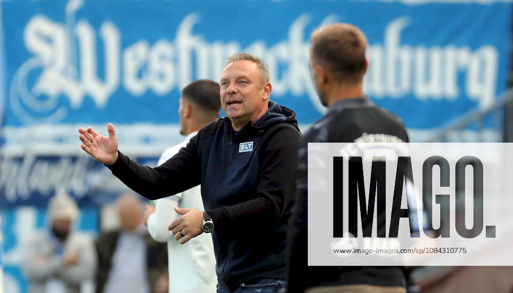 Men s, Soccer, 2026–2027 Season, 3rd Division, Matchday 8: FC Würzburger Kickers vs. FC Hansa Rostock; from left: Coach Andre Breitenreiter of FC Hansa Rostock gives instructions and gestures with his arms; Coach Michael Schiele of FC Würzburger Kickers; Würzburg, AKON ARENA, Bavaria, Germany