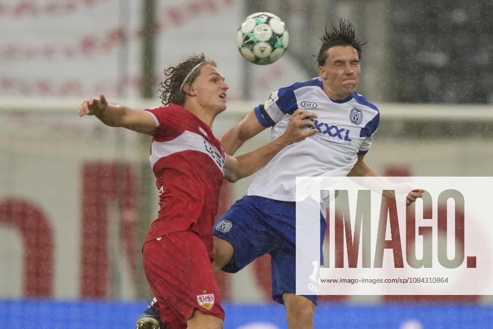 Hänsch Arena, Meppen, GER, 3. Liga, Matchday 9: SV Meppen vs. VfB Stuttgart II, Heading duel between Luis Sprekelmeyer of SV Meppen 19 and Tim van der Leij of VfB Stuttgart II 9. DFL regulations prohibit any use of photographs as image sequences and or quasi-video. Meppen, Lower Saxony, Hänsch Arena