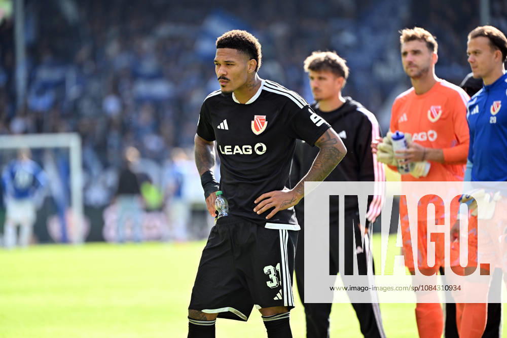 Soccer 2. Bundesliga, SV Darmstadt 98 vs. Energie Cottbus, l Justin Butler, Energie Cottbus disappoints, looking disappointed, disappointed. DFL and DFB regulations prohibit any use of photographs as image sequences and or quasi-video. Darmstadt