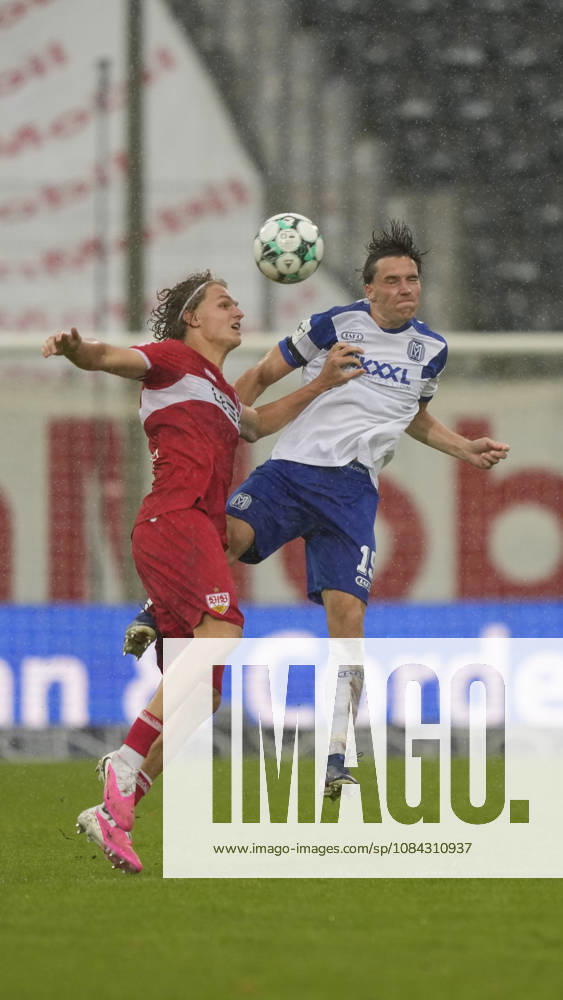 Hänsch Arena, Meppen, GER, 3. Liga, Matchday 9: SV Meppen vs. VfB Stuttgart II, Heading duel between Luis Sprekelmeyer of SV Meppen 19 and Tim van der Leij of VfB Stuttgart II 9. DFL regulations prohibit any use of photographs as image sequences and or quasi-video. Meppen, Lower Saxony, Hänsch Arena