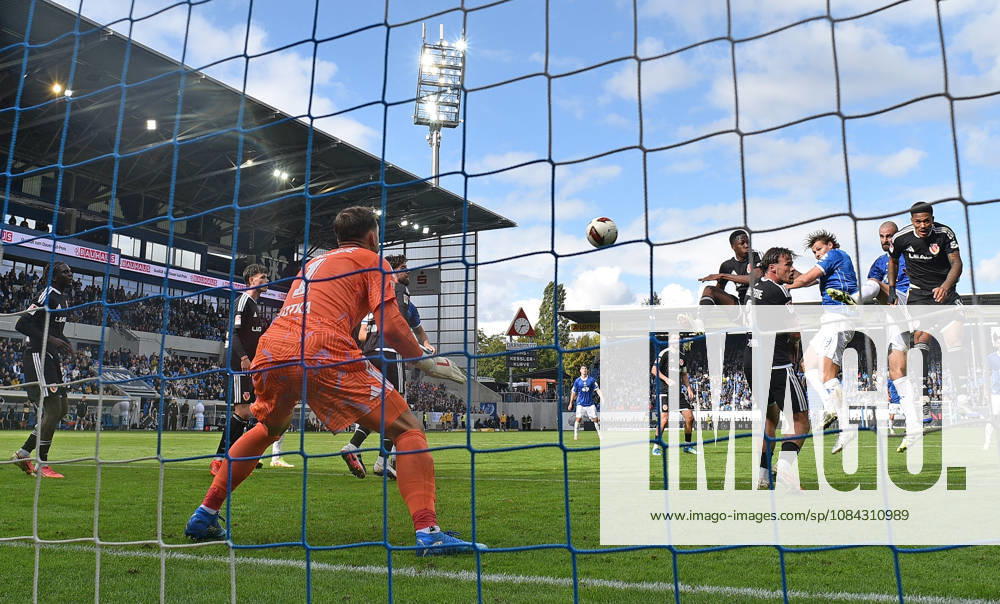 Soccer 2. Bundesliga, SV Darmstadt 98 vs. Energie Cottbus, Marcel Lotka (FC Energie Cottbus), Goal scorer: Aleksandar Vukotic (SV Darmstadt 98), Goal scored, Goal making it 2–1. DFL and DFB regulations prohibit any use of photographs as image sequences and or quasi-video. Darmstadt