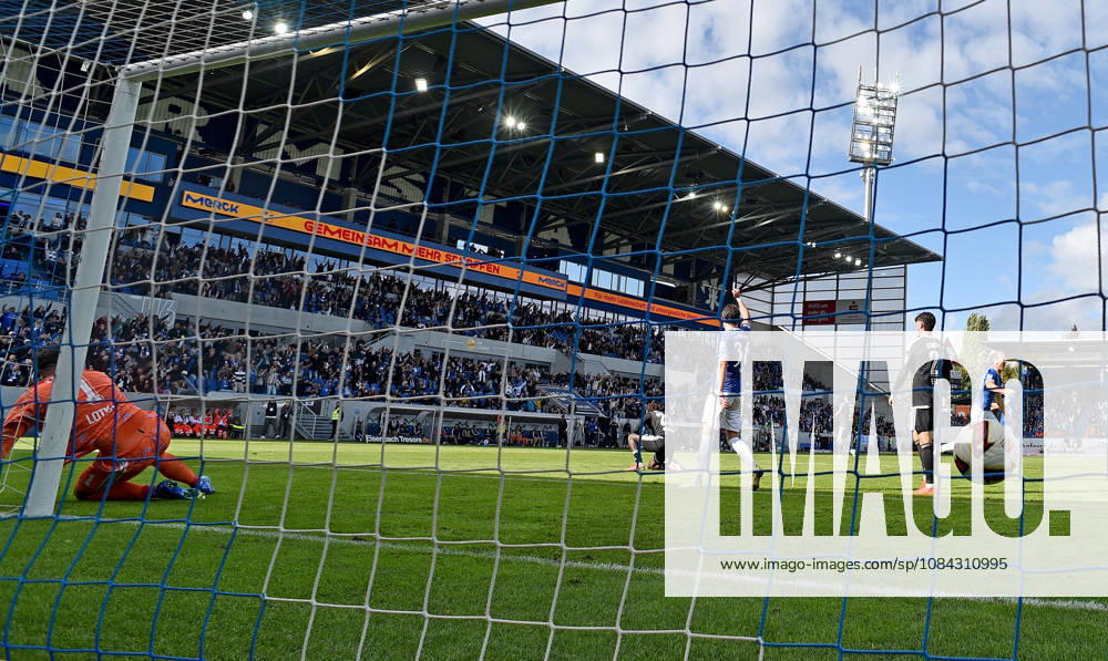 Soccer 2. Bundesliga, SV Darmstadt 98 vs. Energie Cottbus, Marcel Lotka (FC Energie Cottbus), Goal scorer: Yannik Lührs (SV Darmstadt 98), Goal scored, Goal making it 3–1. DFL and DFB regulations prohibit any use of photographs as image sequences and or quasi-video. Darmstadt