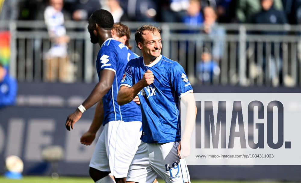 Soccer 2. Bundesliga, SV Darmstadt 98 vs. Energie Cottbus – Goal Scorers: Yannik Lührs (SV Darmstadt 98) – Goal Celebration, celebration, goal celebration, celebrating the goal, 3–1, cheering, celebrated, cheers, celebration, DFL, DFB REGULATIONS PROHIBIT ANY USE OF PHOTOGRAPHS AS IMAGE SEQUENCES AND OR QUASI-VIDEO, Darmstadt