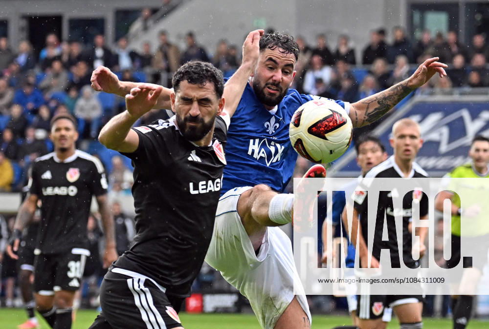Soccer 2. Bundesliga, SV Darmstadt 98 vs. Energie Cottbus, Tolgay Cigerci (Energie Cottbus), Marco Richter (SV Darmstadt 98). DFL and DFB regulations prohibit any use of photographs as image sequences and or quasi-video. Darmstadt