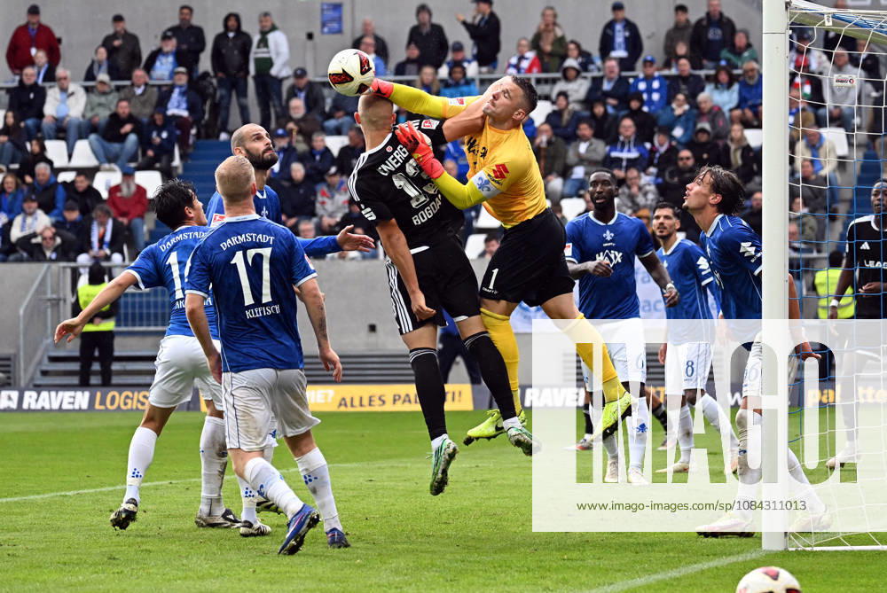 Soccer 2. Bundesliga, SV Darmstadt 98 vs. Energie Cottbus: Kai Klefisch (SV Darmstadt 98), Aleksandar Vukotic (SV Darmstadt 98), Dmytro Bogdanov (Energie Cottbus), Marcel Schuhen, SV Darmstadt 98. DFL and DFB regulations prohibit any use of photographs as image sequences and or quasi-video. Darmstadt