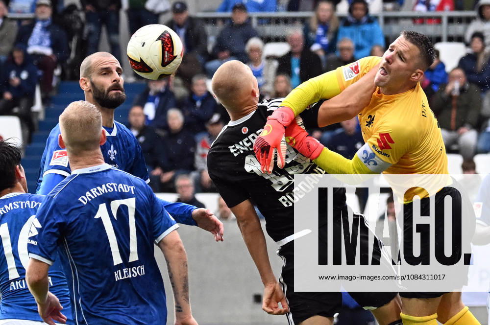 Soccer 2. Bundesliga, SV Darmstadt 98 vs. Energie Cottbus: Kai Klefisch (SV Darmstadt 98), Aleksandar Vukotic (SV Darmstadt 98), Dmytro Bogdanov (Energie Cottbus), Marcel Schuhen, SV Darmstadt 98. DFL and DFB regulations prohibit any use of photographs as image sequences and or quasi-video. Darmstadt