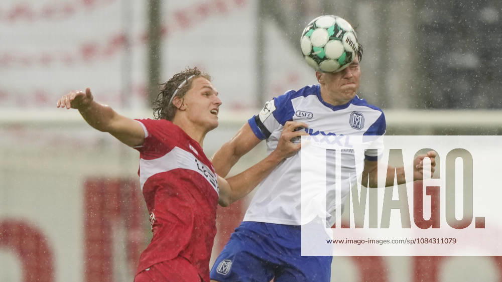 Hänsch Arena, Meppen, GER, 3. Liga, Matchday 9: SV Meppen vs. VfB Stuttgart II, Heading duel between Luis Sprekelmeyer of SV Meppen 19 and Tim van der Leij of VfB Stuttgart II 9. DFL regulations prohibit any use of photographs as image sequences and or quasi-video. Meppen, Lower Saxony, Hänsch Arena
