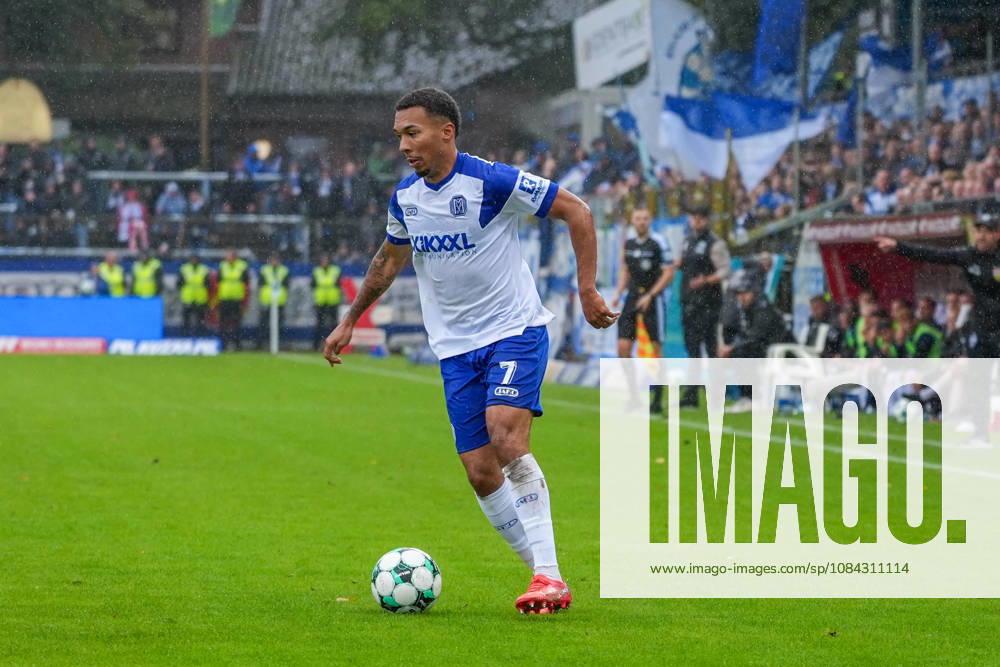 German Soccer, 3rd Division, Matchday 8, Hänsch Arena, Meppen, Emsland, Lower Saxony, SV Meppen vs. VfB Stuttgart U21, VfB Stuttgart II s Oliver Schmitt scores the 1-1 equalizer in front of the SV Meppen goal
