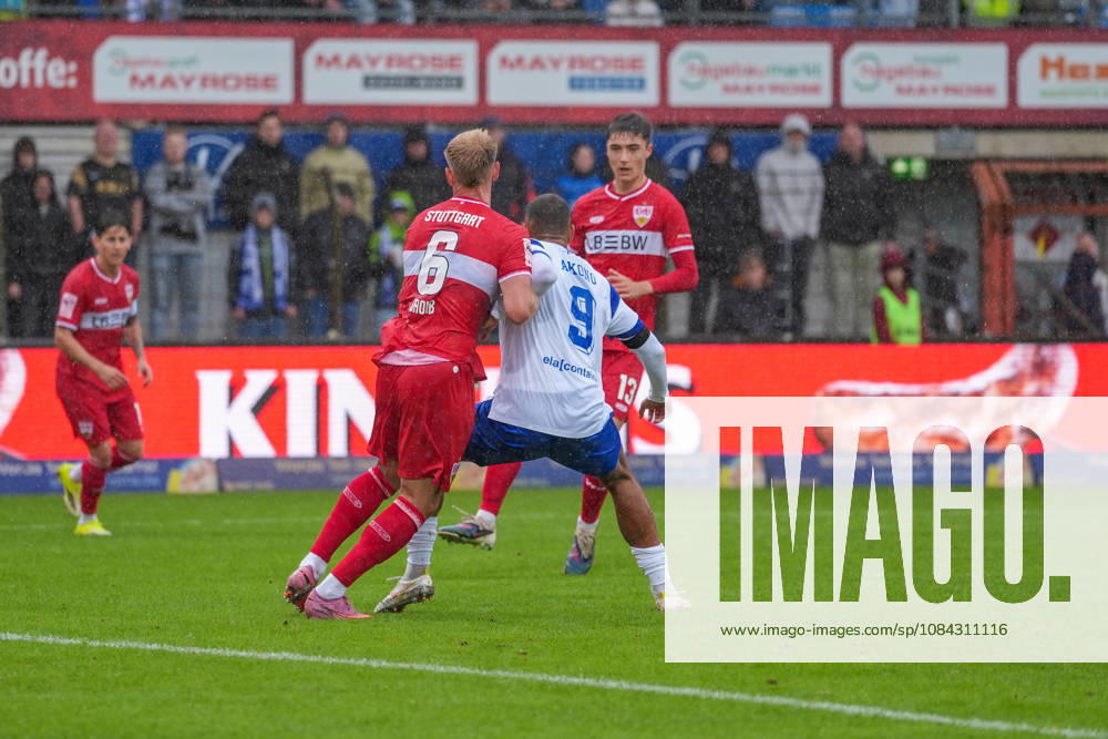 German Soccer, 3rd Division, Matchday 8, Hänsch Arena, Meppen, Emsland, Lower Saxony, SV Meppen vs. VfB Stuttgart U21, VfB Stuttgart II s Cyrill Akono and SV Meppen s No. 9 get in the way