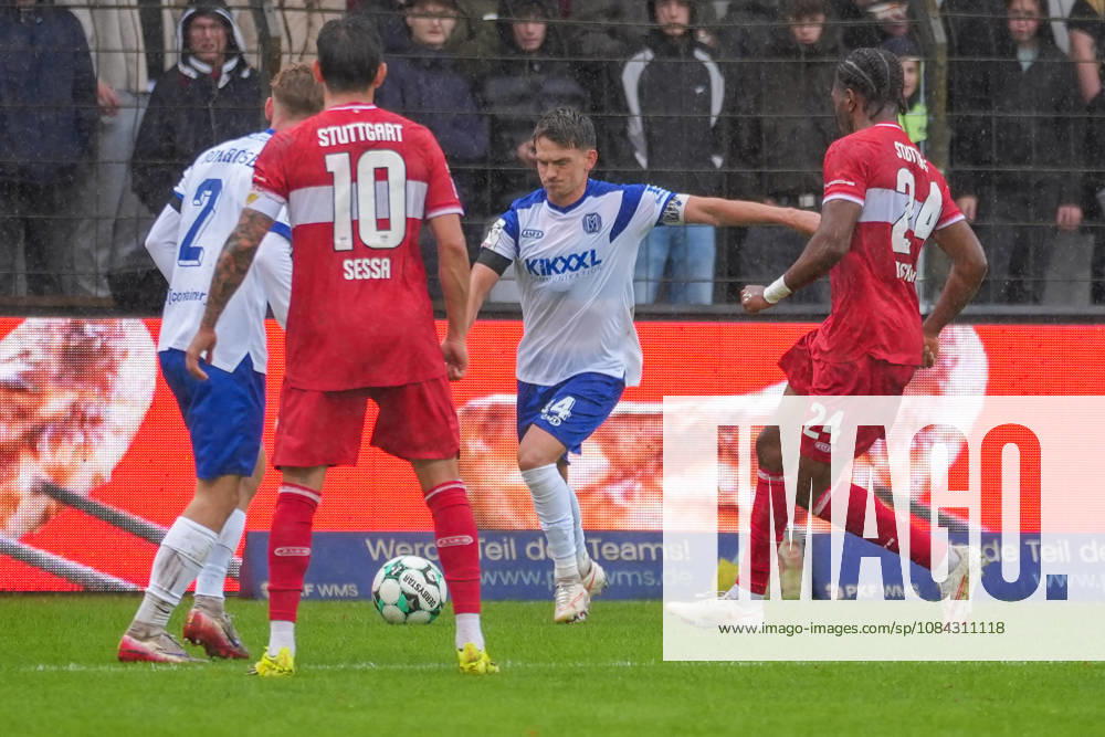 German Soccer, 3rd Division, Matchday 8, Hänsch Arena, Meppen, Emsland, Lower Saxony, SV Meppen vs. VfB Stuttgart U21, VfB Stuttgart II s Thorben Deters crosses to SV Meppen, 14