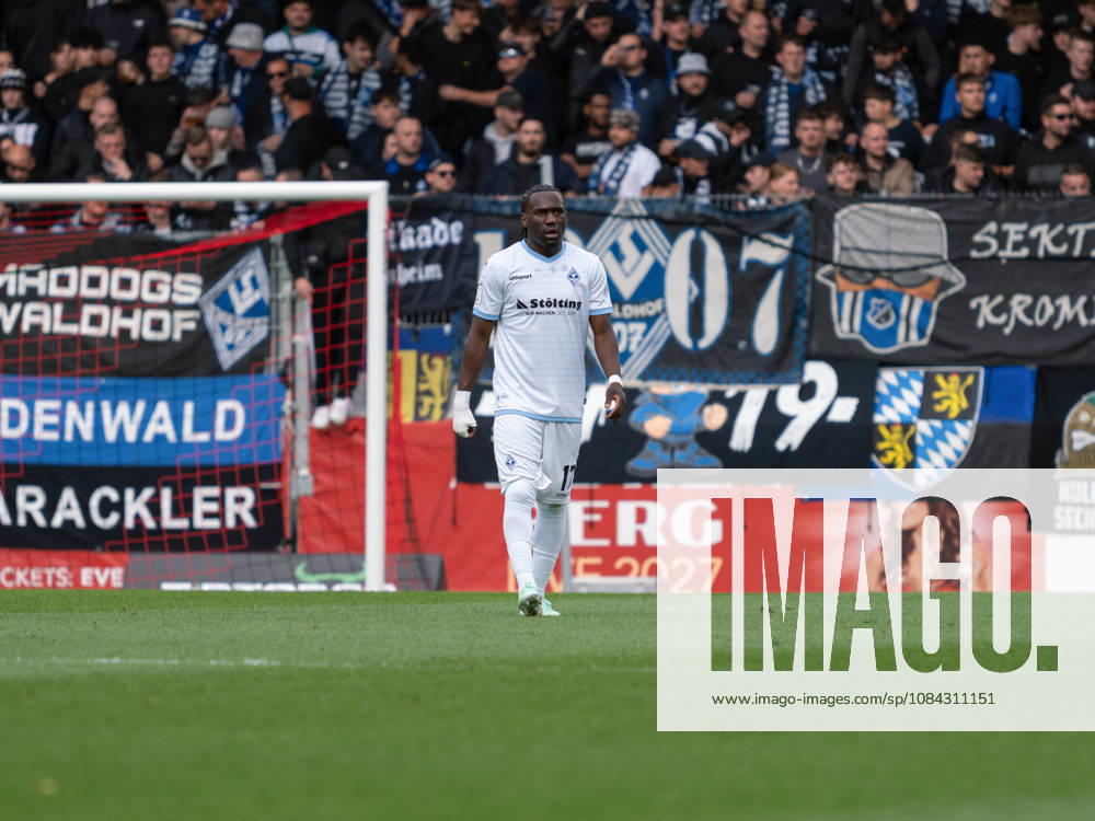 Owono Darnell Keumo, SV Waldhof Mannheim, 17, disappointed after a 0–1 loss to Luca Molinari, SG Sonnenhof Grossaspach, 21, GER, Soccer, SG Sonnenhof Grossaspach vs. SV Waldhof Mannheim, 3rd Division, Matchday 8, Aspach, 2026–2027 season, October 10, 2026 GER, Soccer, SG Sonnenhof Grossaspach vs. SV Waldhof Mannheim, 3rd Division, Matchday 8, Aspach, 2026–2027 season, October 10, 2026 Aspach