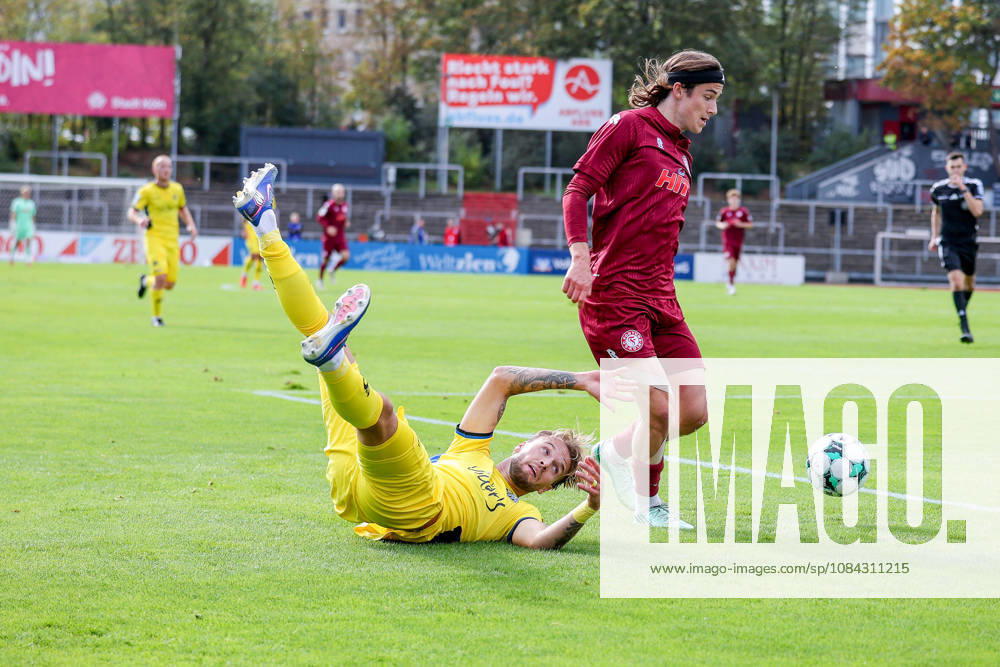 Soccer, SC Fortuna Köln vs. 1 FC Saarbrücken, 3. Liga, Südstation, Matchday 8, 2026–2027 Season: Bennit Bröger (Fortuna Cologne, No. 38) in a tackle against Niko Bretschneider (1. FC Saarbrücken, No. 28). DFB regulations prohibit any use of photographs as image sequences and or quasi-video. North Rhine-Westphalia, Germany