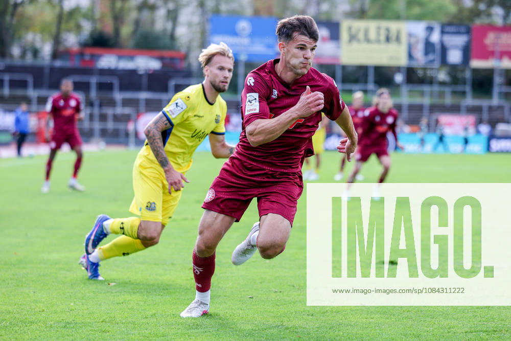 Soccer, SC Fortuna Köln vs. 1 FC Saarbrücken, 3. Liga, Südstation, Matchday 8, 2026–2027 Season: Nico Thier of Fortuna Cologne 07 in a tackle against Niko Bretschneider of 1. FC Saarbrücken. 28. DFB regulations prohibit any use of photographs as image sequences and or quasi-video. North Rhine-Westphalia, Germany