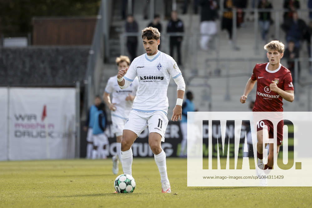 Soccer 3rd Division, SG Sonnenhof Grossaspach vs. SV Waldhof Mannheim, l Masca SV Waldhof Mannheim, 11 on the ball