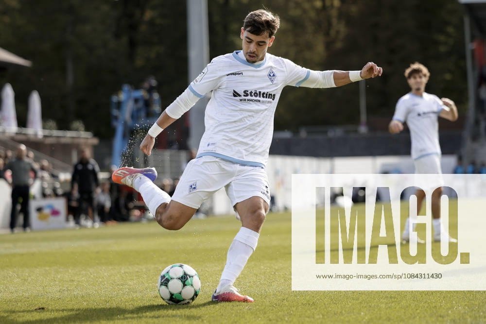 Soccer 3rd Division, SG Sonnenhof Grossaspach vs. SV Waldhof Mannheim, l Masca SV Waldhof Mannheim, 11 with the cross