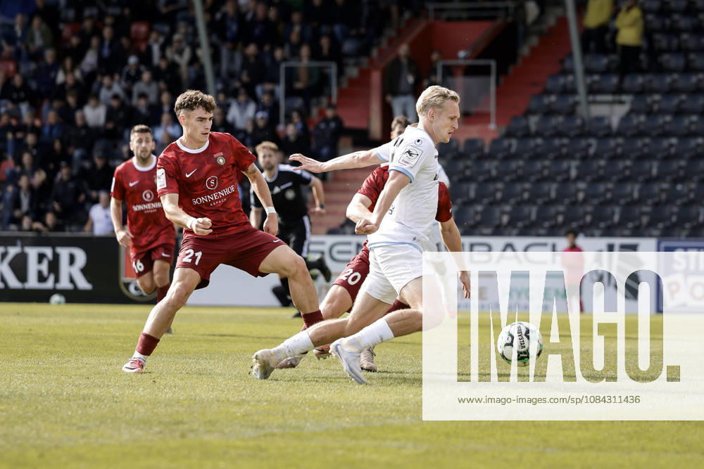 Soccer 3rd Division, SG Sonnenhof Grossaspach vs. SV Waldhof Mannheim; Julian Rieckmann (SV Waldhof Mannheim, No. 21) has the ball in the penalty area