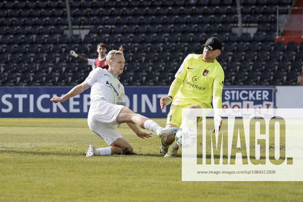 Soccer 3rd Division, SG Sonnenhof Großaspach vs. SV Waldhof Mannheim: Julian Rieckmann (SV Waldhof Mannheim) takes a shot, but it is blocked by Maximilian Reule (SG Sonnenhof Großaspach)