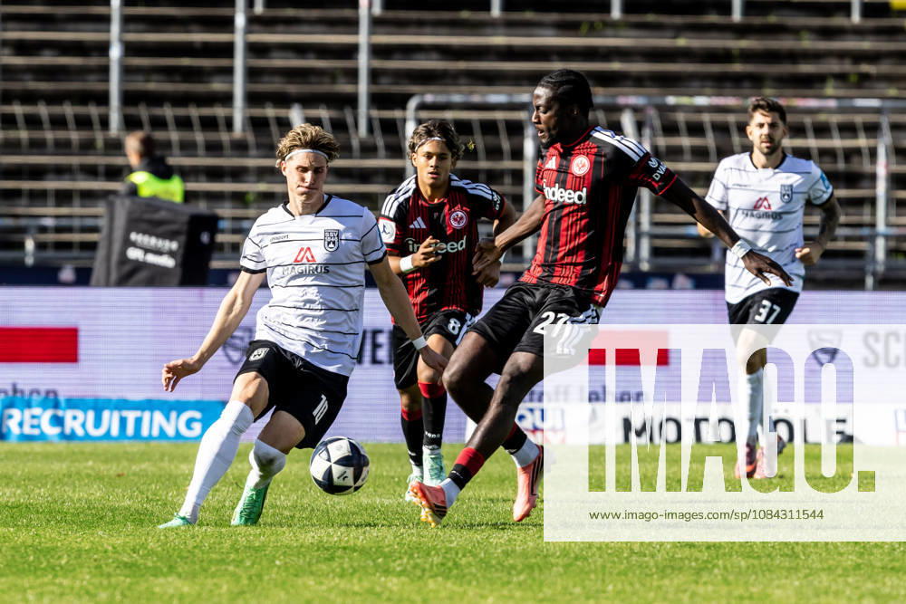 SSV Ulm 1846 Soccer vs. Eintracht Frankfurt II, Soccer, Regionalliga Southwest, Matchday 11, Donaustadion Ulm, October 26, 2010, from left: Oliver Wähling (SSV Ulm 1846 Soccer), 10, Collin Owusu Etse Eintracht Frankfurt II, 27 SSV Ulm 1846 Soccer vs. Eintracht Frankfurt II, Soccer, Regionalliga Southwest, Matchday 11, Donaustadion Ulm, October 26, 2010; Photo by Lucca Fundel, Ulm Donaustadion, Baden-Württemberg, Germany