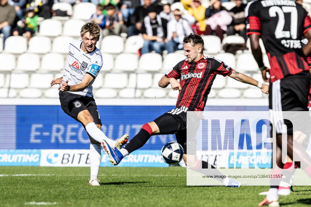 SSV Ulm 1846 Soccer vs. Eintracht Frankfurt II, Soccer, Regionalliga Southwest, Matchday 11, Donaustadion Ulm 10 10 26 Scoring chance SSV Ulm 1846 Soccer v l Benjamin Goller SSV Ulm 1846 Soccer, 07 , Paul Wuensch, Eintracht Frankfurt II, 17 SSV Ulm 1846 Soccer vs. Eintracht Frankfurt II, Soccer, Regionalliga Southwest, Matchday 11, Donaustadion Ulm, October 26, Photo by Lucca Fundel, Ulm, Donaustadion, Baden-Württemberg, Germany