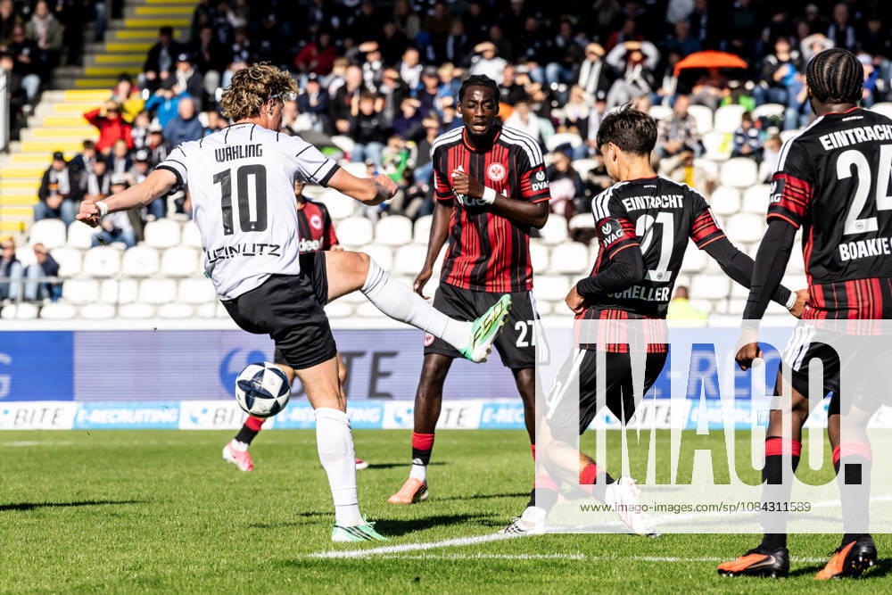 SSV Ulm 1846 Soccer vs. Eintracht Frankfurt II, Soccer, Regionalliga Southwest, Matchday 11, Donaustadion Ulm 10 10 26 Scoring chance SSV Ulm 1846 Soccer v l Oliver Wähling SSV Ulm 1846 Soccer, 10 , Niklas Scheller, Eintracht Frankfurt II, 21 SSV Ulm 1846 Soccer vs. Eintracht Frankfurt II, Soccer, Regionalliga Southwest, Matchday 11, Donaustadion Ulm 10 10 26 Photo by Lucca Fundel, Ulm Donaustadion, Baden-Württemberg, Germany