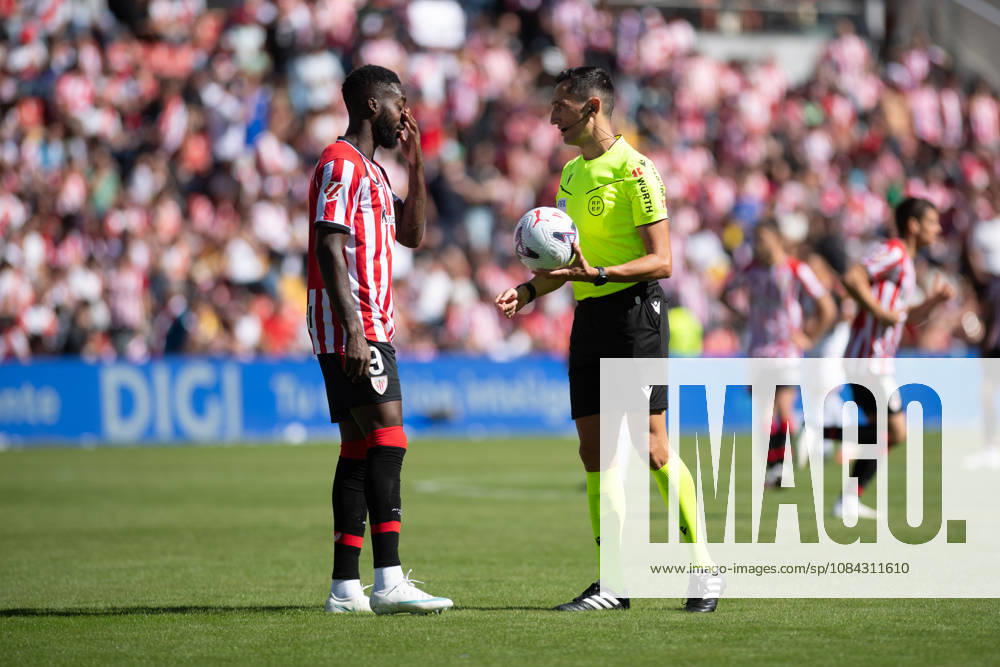 ESP LaLiga EA Sports Rayo Vallecano vs. Athletic Club: Referee Jose Maria Sanchez Martinez speaks with Athletic s Inaki Williams during the LaLiga EA Sports match between Rayo Vallecano and Athletic Club, played at Vallecas Stadium in Madrid on October 10, 2026, in Spain. Spanish Soccer