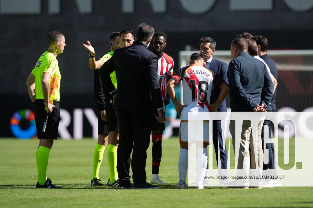 ESP LaLiga EA Sports Rayo Vallecano vs. Athletic Club: Referee José María Sánchez Martínez speaks with the National Police, the team representatives, and the captains, the match was suspended after Rayo Vallecano fans threw paper airplanes onto the field in protest against their president and due to a lack of cleaning services during the LaLiga EA Sports match between Rayo Vallecano and Athletic Club played at Vallecas Stadium in Madrid on October 10, 2026 in Spain. Spain Soccer
