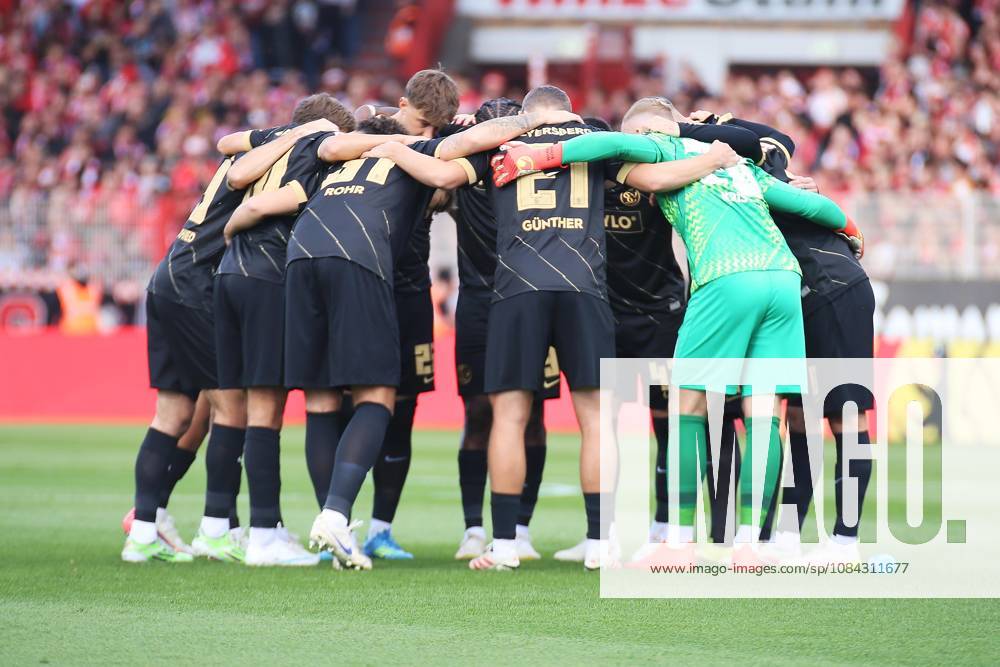 Berlin, Germany, October 10, 2026, Alte Försterei Stadium, Matchday 5, 2026–27 Season, Bundesliga 1: Union Berlin vs. SV Elversberg. The SV Elversberg players form a huddle before kickoff.
