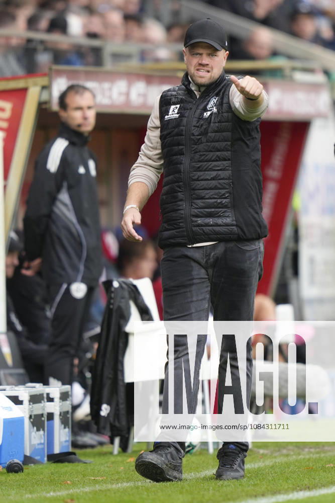 Hänsch Arena, Meppen, GER, 3rd Division, Matchday 9: SV Meppen vs. VfB Stuttgart II, Lucas Beniermann, Coach of SV Meppen, Thumbs up. DFL regulations prohibit any use of photographs as image sequences and or quasi-video. Meppen, Lower Saxony, Hänsch Arena
