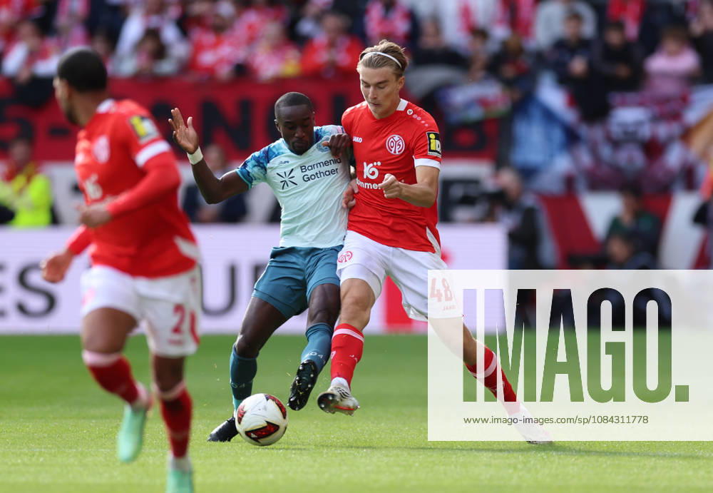 Bundesliga, 1 FSV Mainz 05 vs. Bayer 04 Leverkusen, from left, Moussa Diaby, Bayer 04 Leverkusen; Kacper Potulski, FSV Mainz 05. DFL and DFB regulations prohibit any use of photographs as image sequences and or quasi-video.
