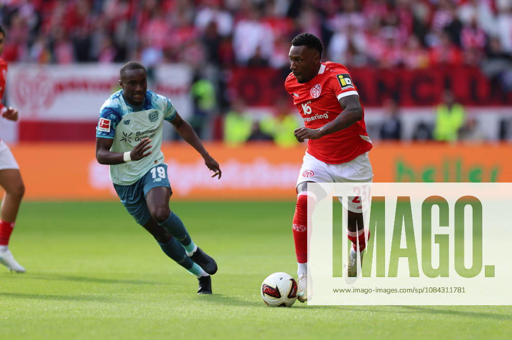 Bundesliga, 1. FSV Mainz 05 vs. Bayer 04 Leverkusen, from left to right, Moussa Diaby, Bayer 04 Leverkusen; Sheraldo Becker, FSV Mainz 05. DFL and DFB regulations prohibit any use of photographs as image sequences and or quasi-video.