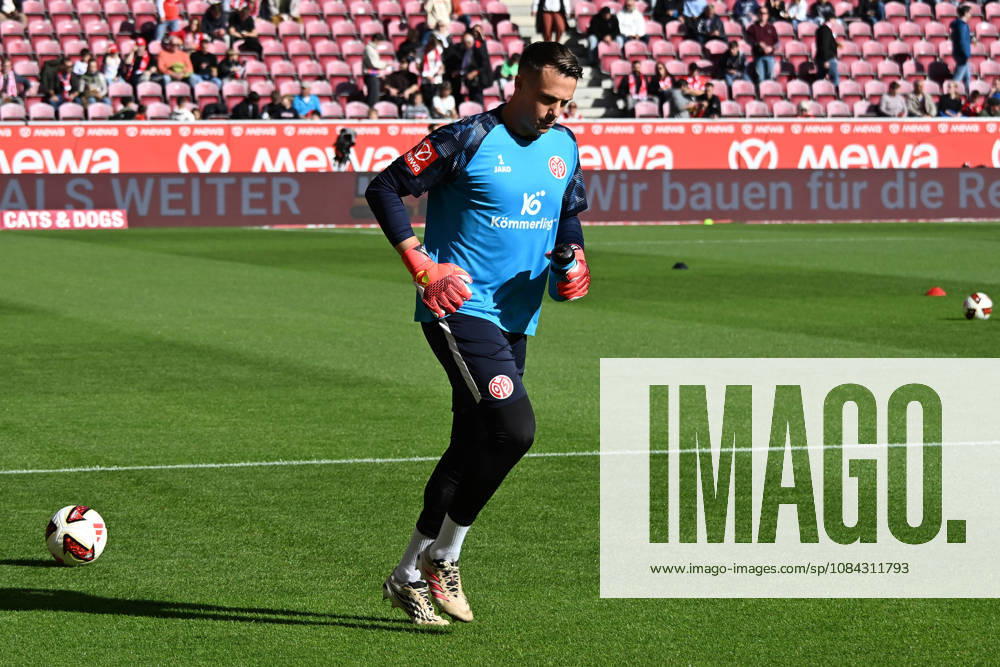 Soccer, Bundesliga 1, FSV Mainz 05 vs. Bayer 04 Leverkusen Warm-up before the game Alexander Schwolow FSV Mainz 05 Mainz
