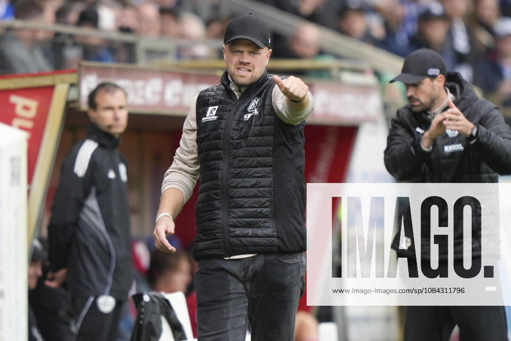 Hänsch Arena, Meppen, GER, 3rd Division, Matchday 9: SV Meppen vs. VfB Stuttgart II, Lucas Beniermann, Coach of SV Meppen, Thumbs up. DFL regulations prohibit any use of photographs as image sequences and or quasi-video. Meppen, Lower Saxony, Hänsch Arena