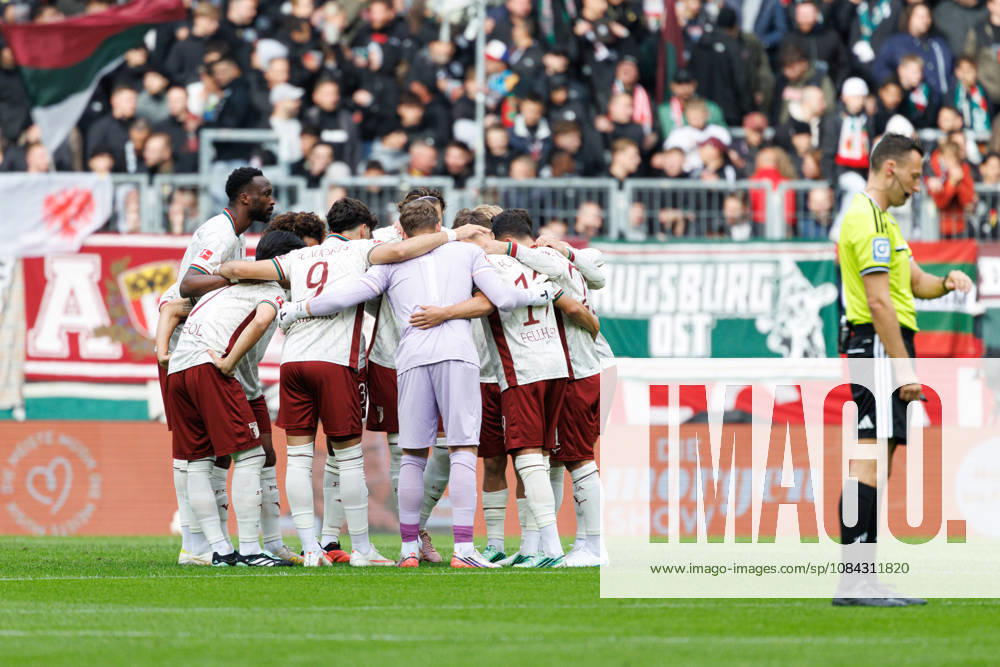 FC Augsburg team, players in the foreground; Sven Jablonski, referee, during the match between FC Augsburg and FC Bayern Munich; soccer, men’s, Bundesliga, 2026–2027, Matchday 5 on October 10, 2026, in Augsburg, WWK ARENA. DFL and DFB regulations prohibit any use of photographs as image sequences and or quasi-video. Bavaria, Germany