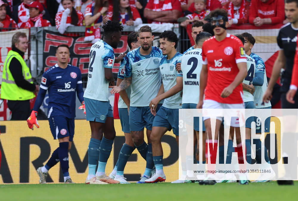 Bundesliga Soccer, 1 FSV Mainz 05 vs. Bayer 04 Leverkusen, from left, goal celebration for the 0-1 goal by Robert Andrich of Bayer 04 Leverkusen, Goal celebration, celebrating the goal. DFL and DFB regulations prohibit any use of photographs as image sequences and or quasi-video.