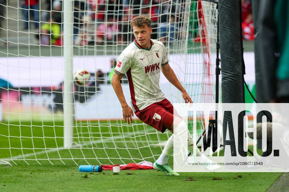 Robin Fellhauer of FC Augsburg celebrates his goal, making the score 1–0, FC Augsburg vs. FC Bayern Munich, Soccer, Bundesliga 1, Matchday 5, October 10, 2026. DFB and DFL regulations prohibit any use of photographs as image sequences and or quasi-video. Augsburg, Bayern, Germany