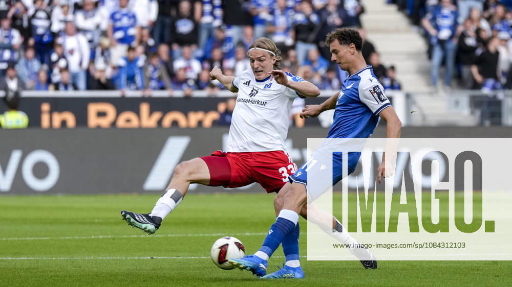 V li Sebastiaan Bornauw (HSV), 33, Fisnik Asllani (Hoffenheim), 11, tackle, game scene, duel, tackle, tackling, dynamic, action, 10 10 2026, Sinsheim, Germany, soccer, Bundesliga, TSG 1899 Hoffenheim, Hamburger SV, DFB and DFL regulations prohibit any use of photographs as image sequences and or quasi-video