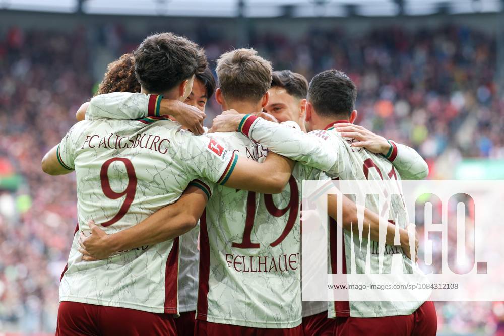 The team celebrates Robin Fellhauer s goal, making the score 19–10, FC Augsburg vs. FC Bayern Munich, Soccer, Bundesliga 1, Matchday 5, October 10, 2026. DFB and DFL regulations prohibit any use of photographs as image sequences and or quasi-video. Augsburg, Bayern, Germany
